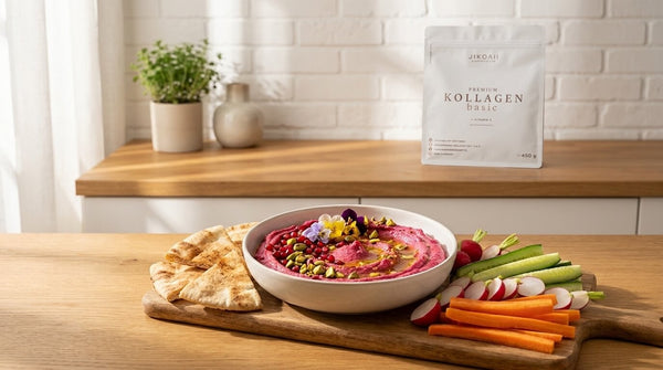 Pinker Rote-Bete-Hummus mit Olivenöl und Sesam garniert in einer modernen Keramikschale
